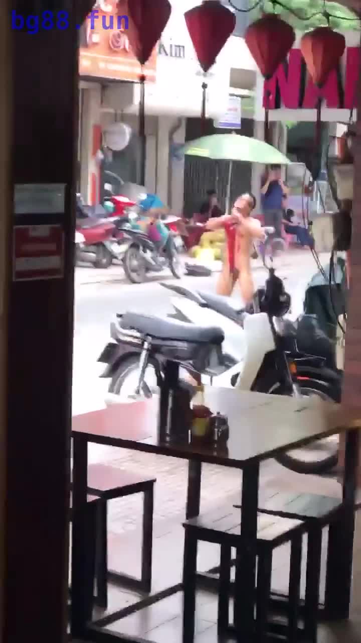 #越南 小伙当街割喉自杀血液喷溅当场，太血腥，胆小勿入！ - 第一吃瓜网 chigua.one.mp4