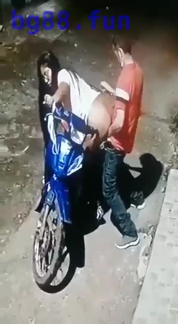 越南小情侣门口啪啪啪，结果被舅舅给.... - 第一吃瓜网 chigua.one.mp4