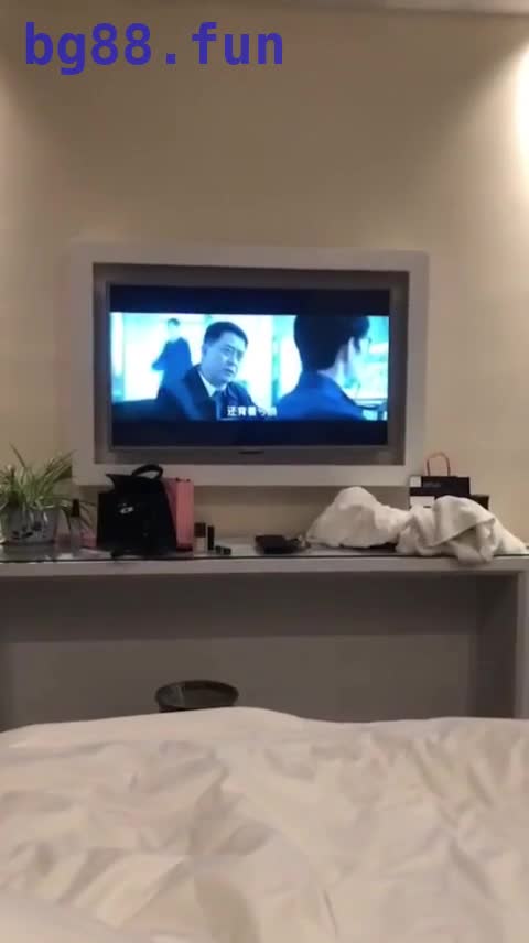 女网友千里送逼，见面直奔酒店.mp4