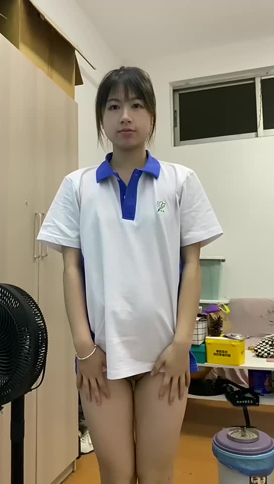 叫女朋友穿起校服吃鸡巴.mp4