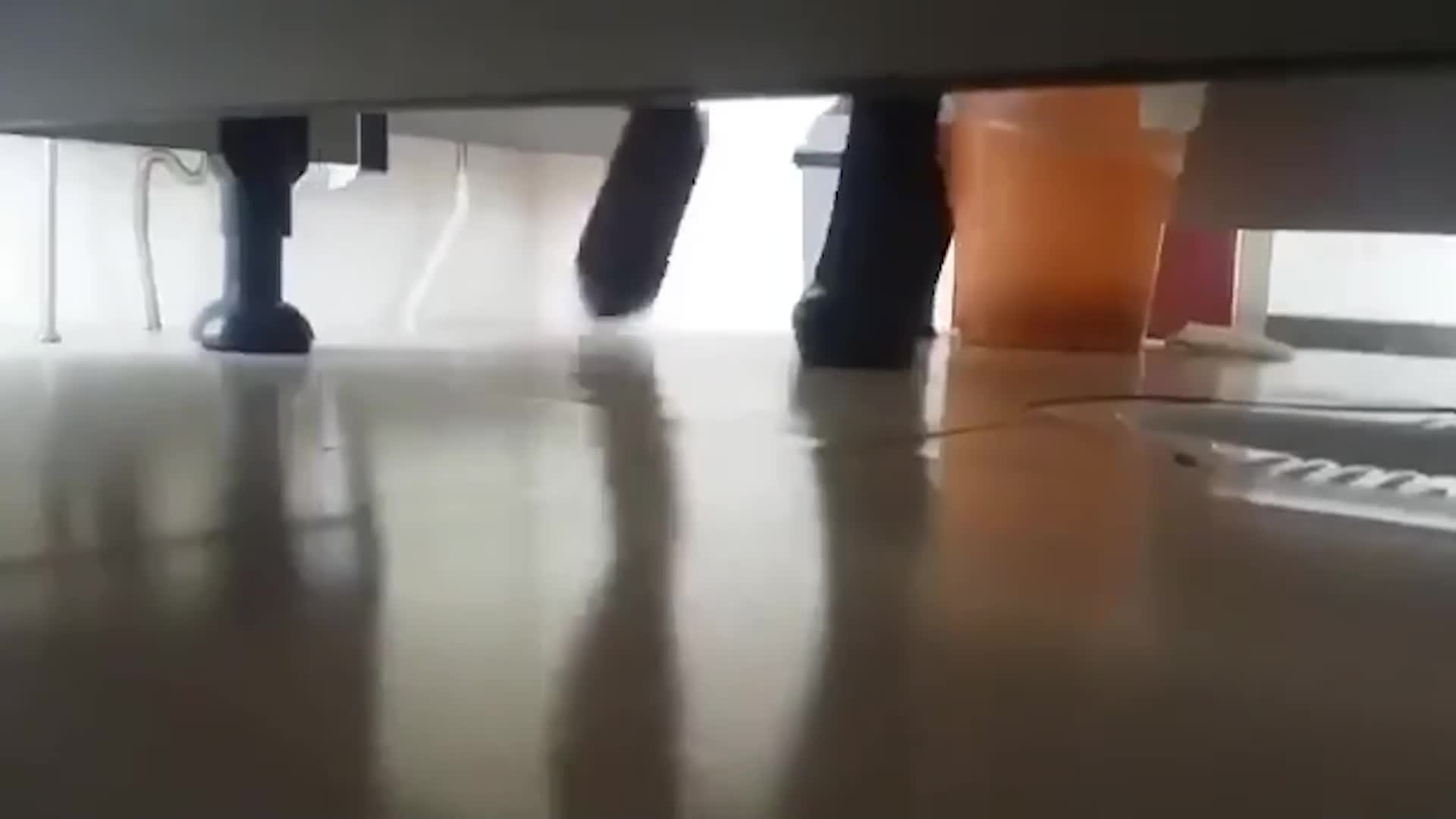 【厕拍】今天偷拍被发现了吓蒙了.mp4