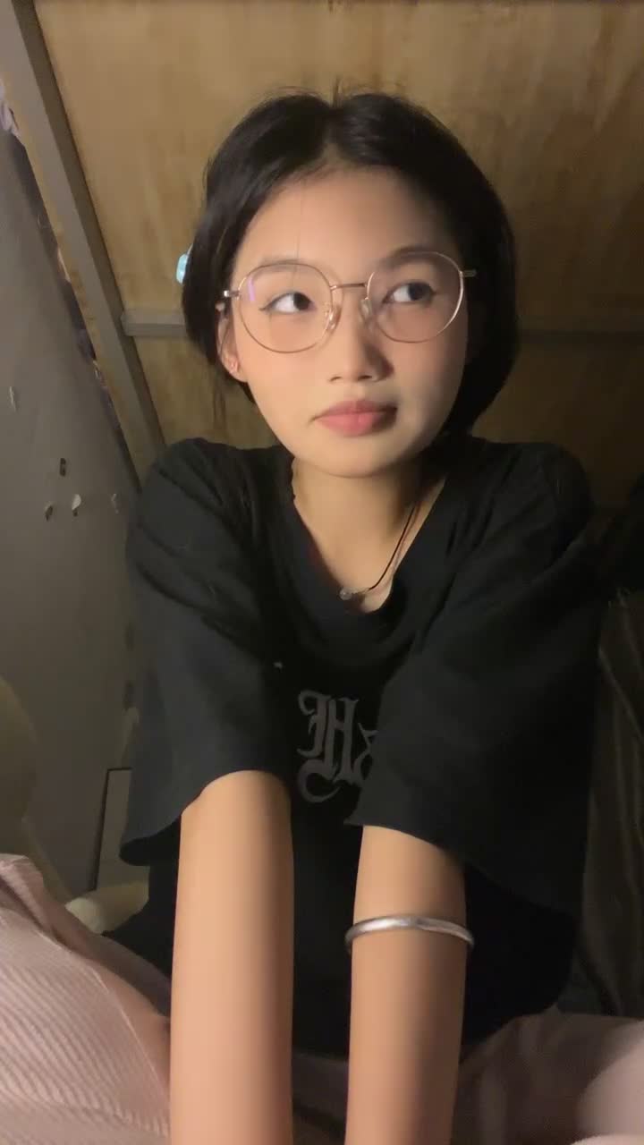 半糖主播【摇摇摇】高中生小萝莉_极品学生妹_可爱甜妹小学妹道具插逼秀_裸聊直播_副本.mp4