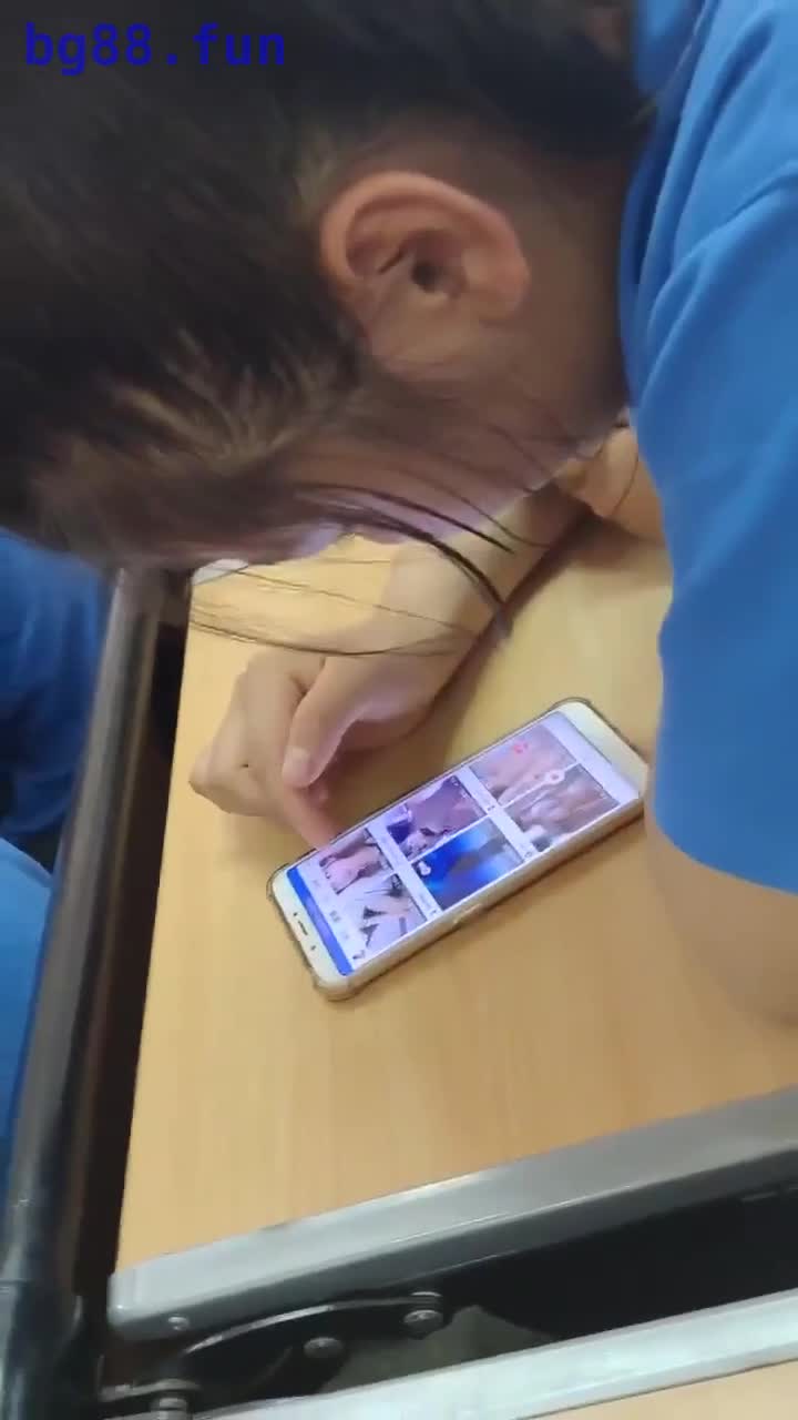 高中生上课看黄片，真猛，嫩逼都湿漉漉的吧！.mp4