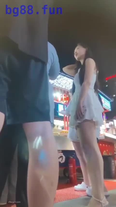 偷拍 街头尾随偷拍 美女裙底风光白色连衣裤裙白色高跟鞋屁股透M白色内内.mp4