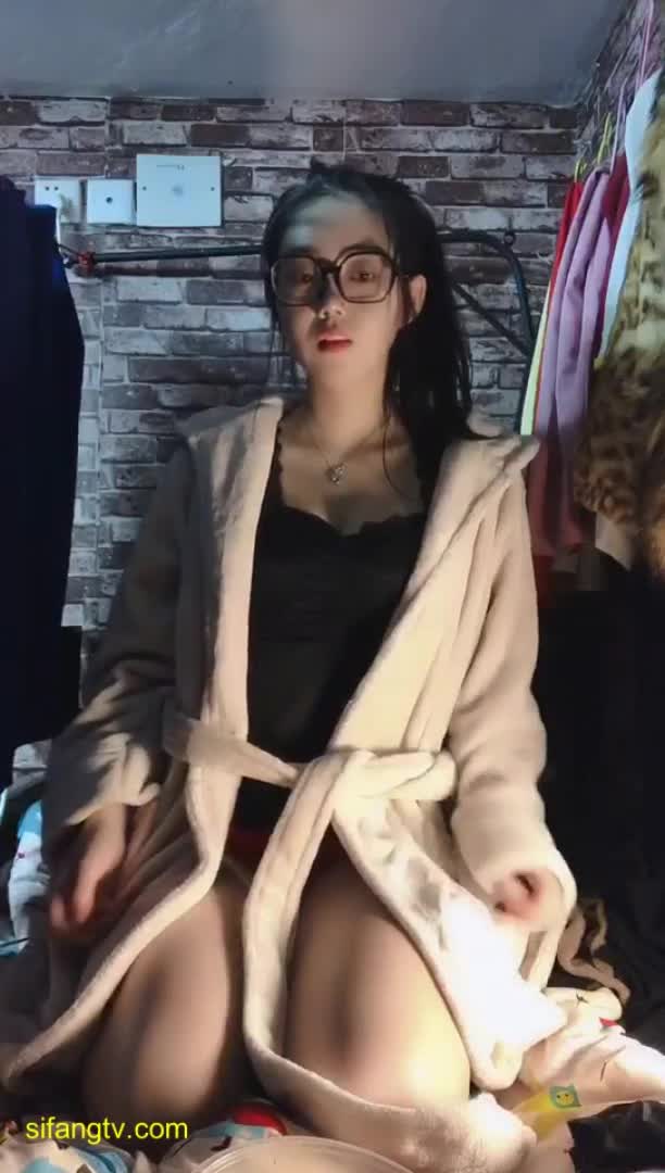 浙江某美院气质美女吴X晶反差私拍流出_全裸宿舍自慰_户外露出_学校_教室_楼道露出自慰_1.mp4