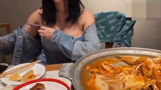 真实勾搭·大奶骚逼黑丝少妇，两个猛男不是对手，差点把肉棒坐断了.mp4
