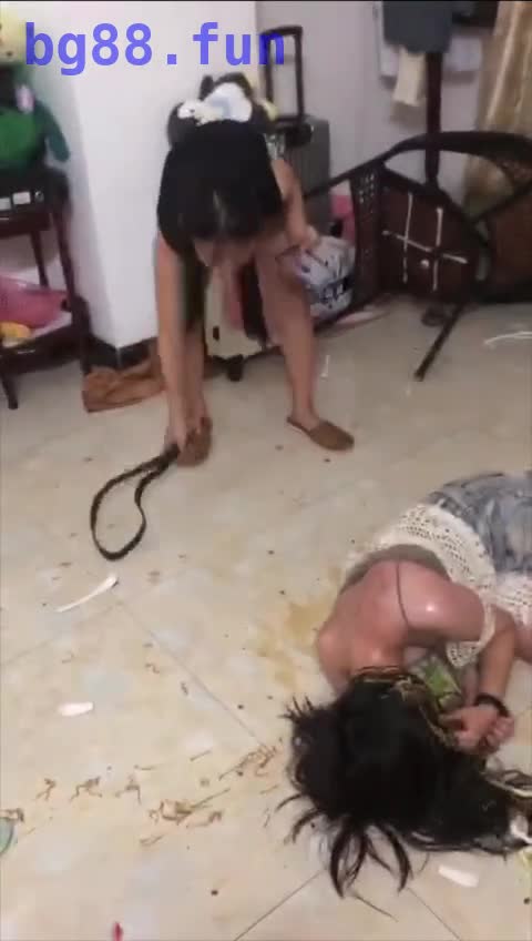 女性霸凌狗畜牲.MP4