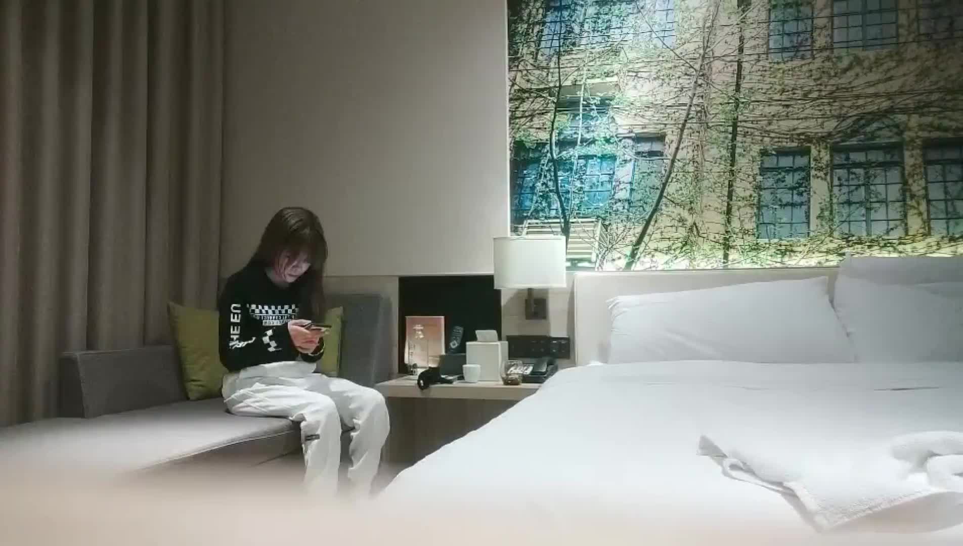 【利哥探花】休闲白裤小少妇，开档黑丝一顿舔逼，埋头深喉口交，骑乘扭动揉捏奶子，扶腰后入猛操.mp4