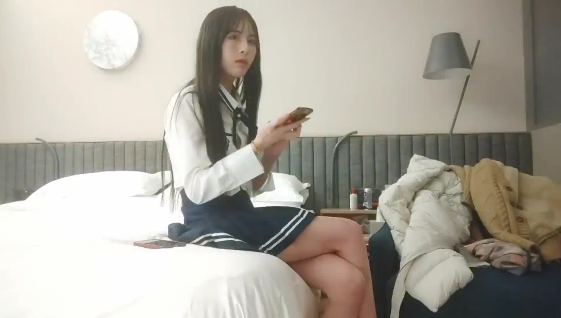 【利哥探花】网红主播兼职下海，近期颜值排的上号的极品女神，榜一大哥打赏再多，不如自食其力，玉体娇嫩精彩劲爆_学生妹_酒店真实偷拍.mp4