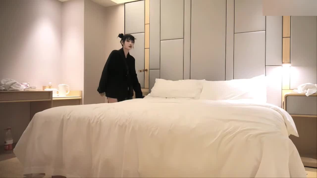 酒店重金约韩国留学生网红性感身材哪吒头射线纹身.mp4