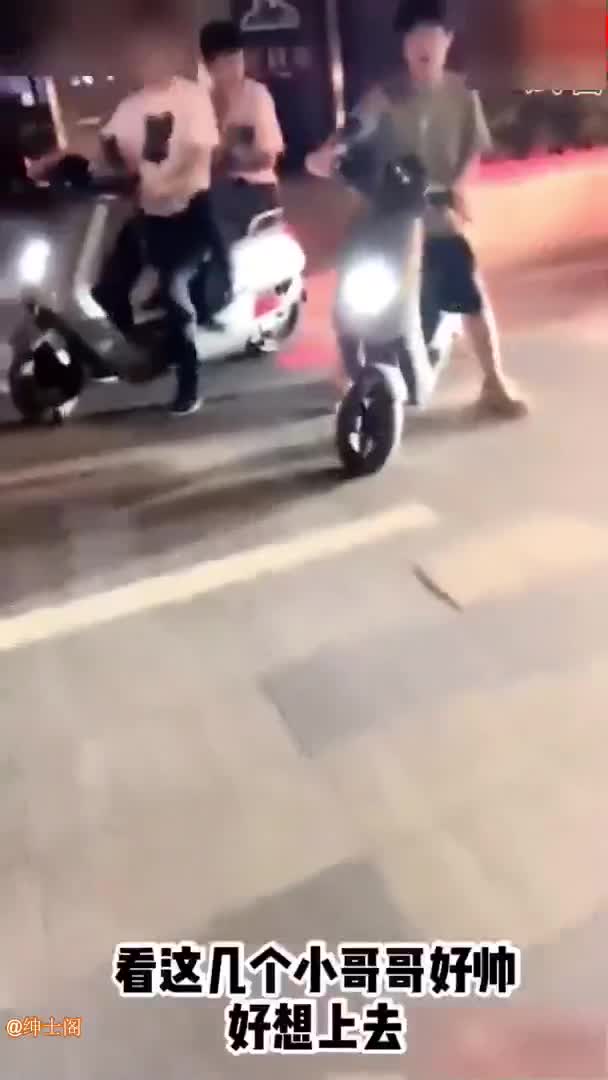【勾引三个处男玩4P】吓软小处男刺激对白，经典推荐.mp4
