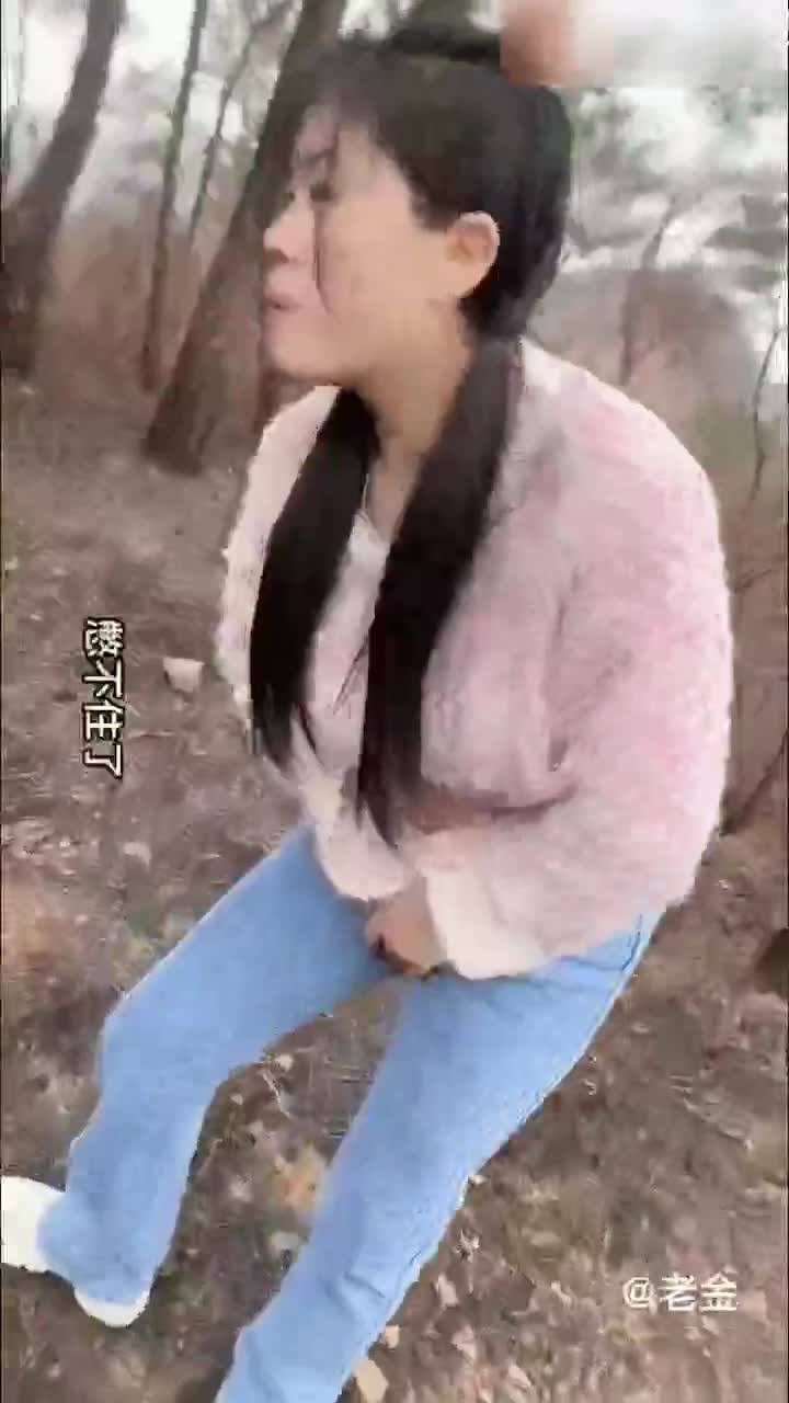 D奶人妻清晨公园撒尿被变态强奸，变态按在草堆上强上无套内射。.mp4