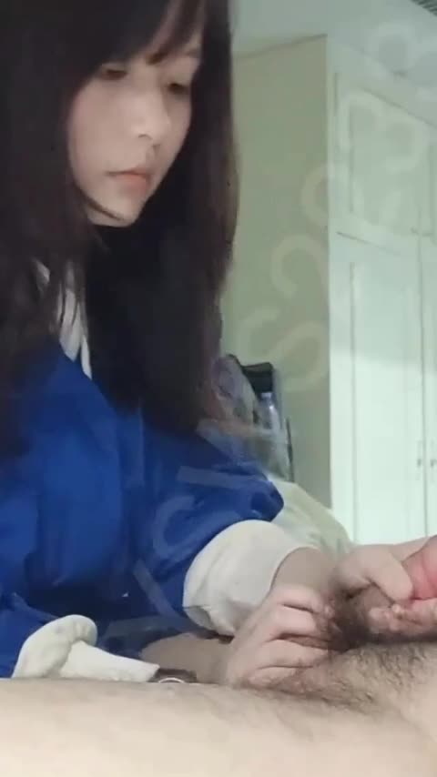 初中学妹虐蛋手交捏碎卵蛋，疼的学长嗷嗷叫.mp4