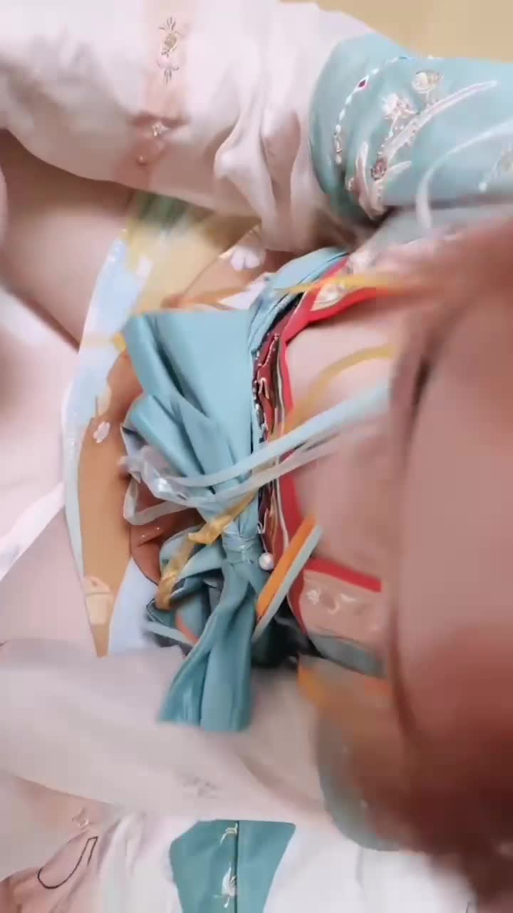 cos瑶瑶被艹的喷尿内射中出淫.mp4