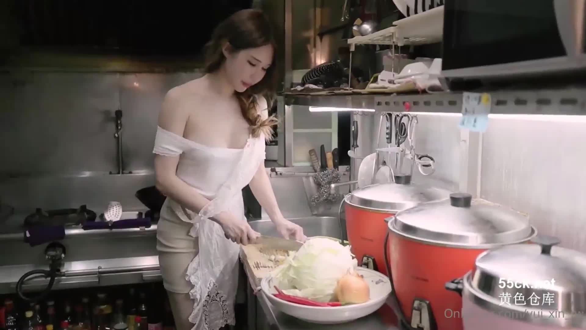 台湾究极粉乳嫩穴梦幻芭比反差女神▌辛尤里▌在餐厅厨房忙碌时厨师一直调戏老板娘.mp4