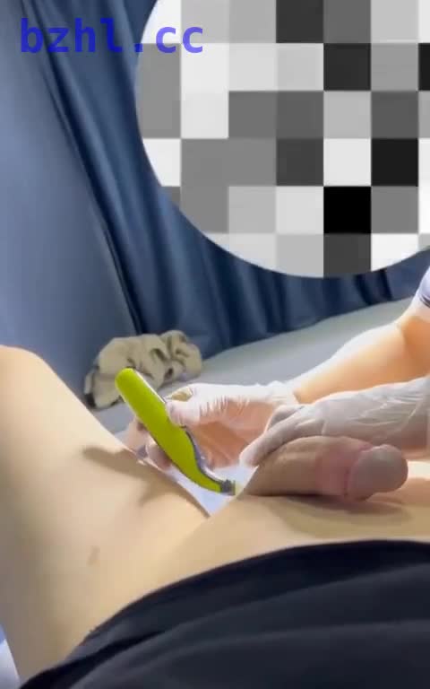 做脱毛时没忍住，射在技师姐姐手上6.mp4