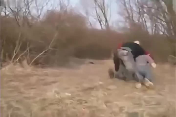 把她老公打晕 当面轮奸他老婆.mp4