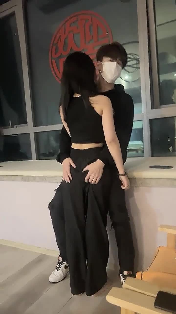 KU约外围人气学生妹，苗条身材长腿妹子，蹲着口交舔屌抬腿抽插，放在桌子上大力撞击.mp4