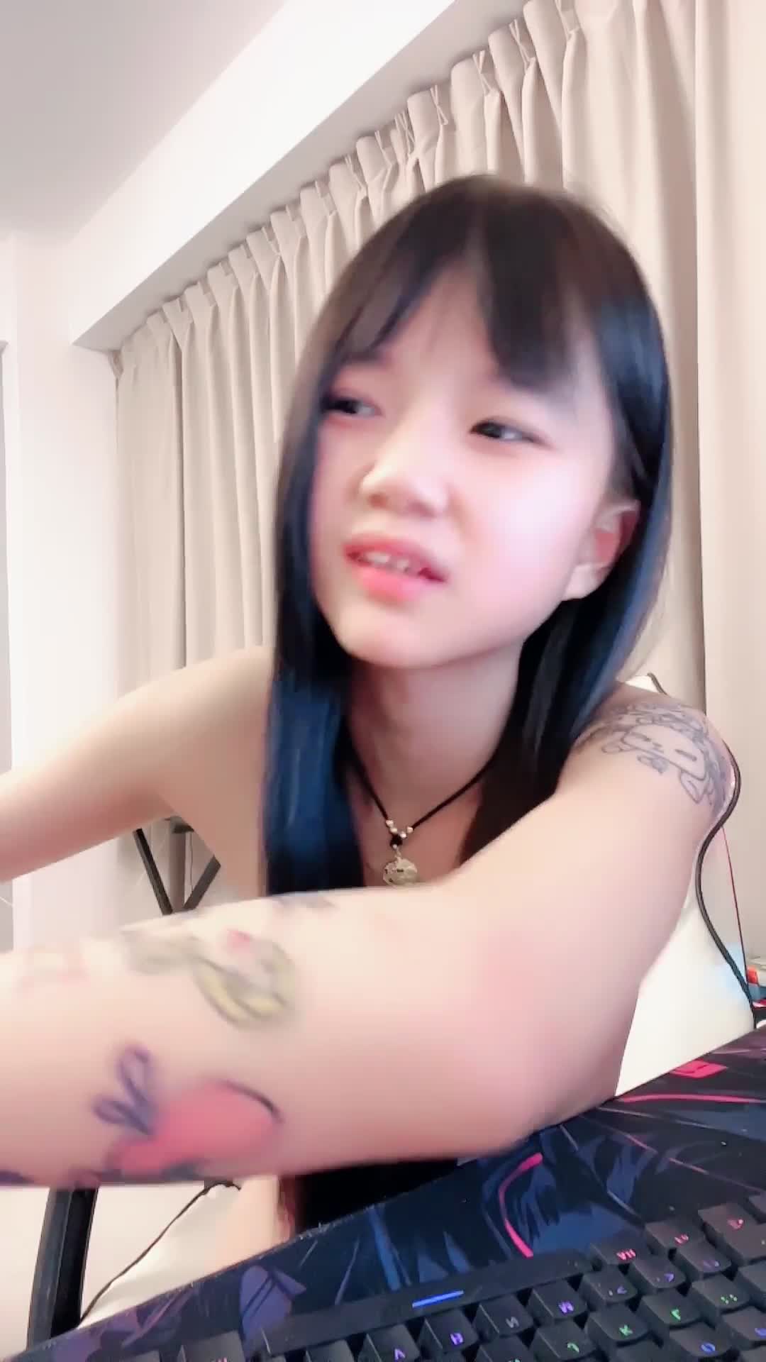 【纯情妹妹】18岁网瘾少女！全裸玩游戏掰开粉嫩小粉逼_4.mp4
