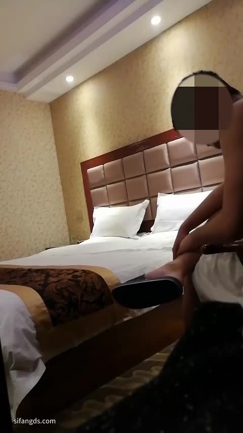 烧坏学长_酒店约炮长的像佟丽娅的大四学妹抬起屁股求插入简直骚的不要不要的.mp4