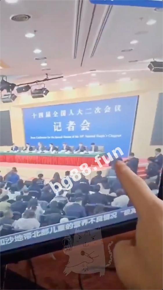 3月6日，两会 经济 主题 记者会 现场 #直播 过程中，第一排一灰衣女子突然 冲向 主席台 被 拦下，随后画面被切换