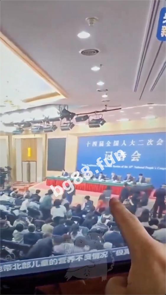 3月6日，两会 经济 主题 记者会 现场 #直播 过程中，第一排一灰衣女子突然 冲向 主席台 被 拦下，随后画面被切换