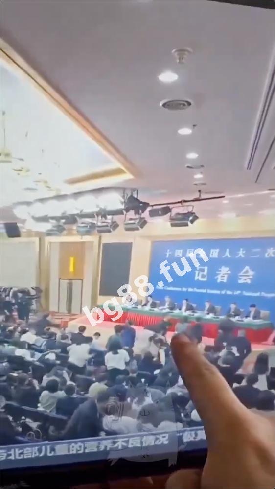 3月6日，两会 经济 主题 记者会 现场 #直播 过程中，第一排一灰衣女子突然 冲向 主席台 被 拦下，随后画面被切换