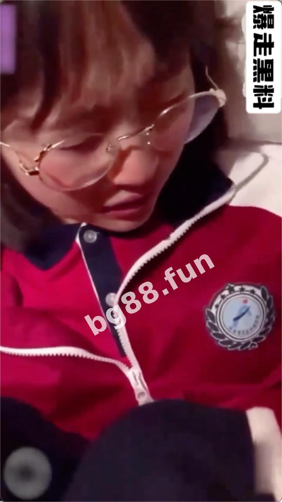 河南实验中学校服眼镜女柯晗星事件，因跟男友监控下偷情，被保安视频威胁开房数十次 及（中学生开房合集）