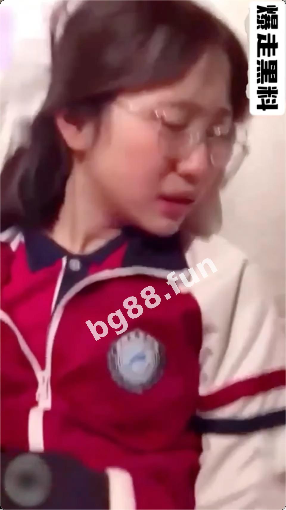 河南实验中学校服眼镜女柯晗星事件，因跟男友监控下偷情，被保安视频威胁开房数十次 及（中学生开房合集）