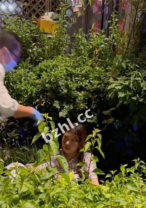 机车美女小雅雅超速车祸衣服烧光！几乎全裸草丛躲避，私生活火辣曝光（扒姐）