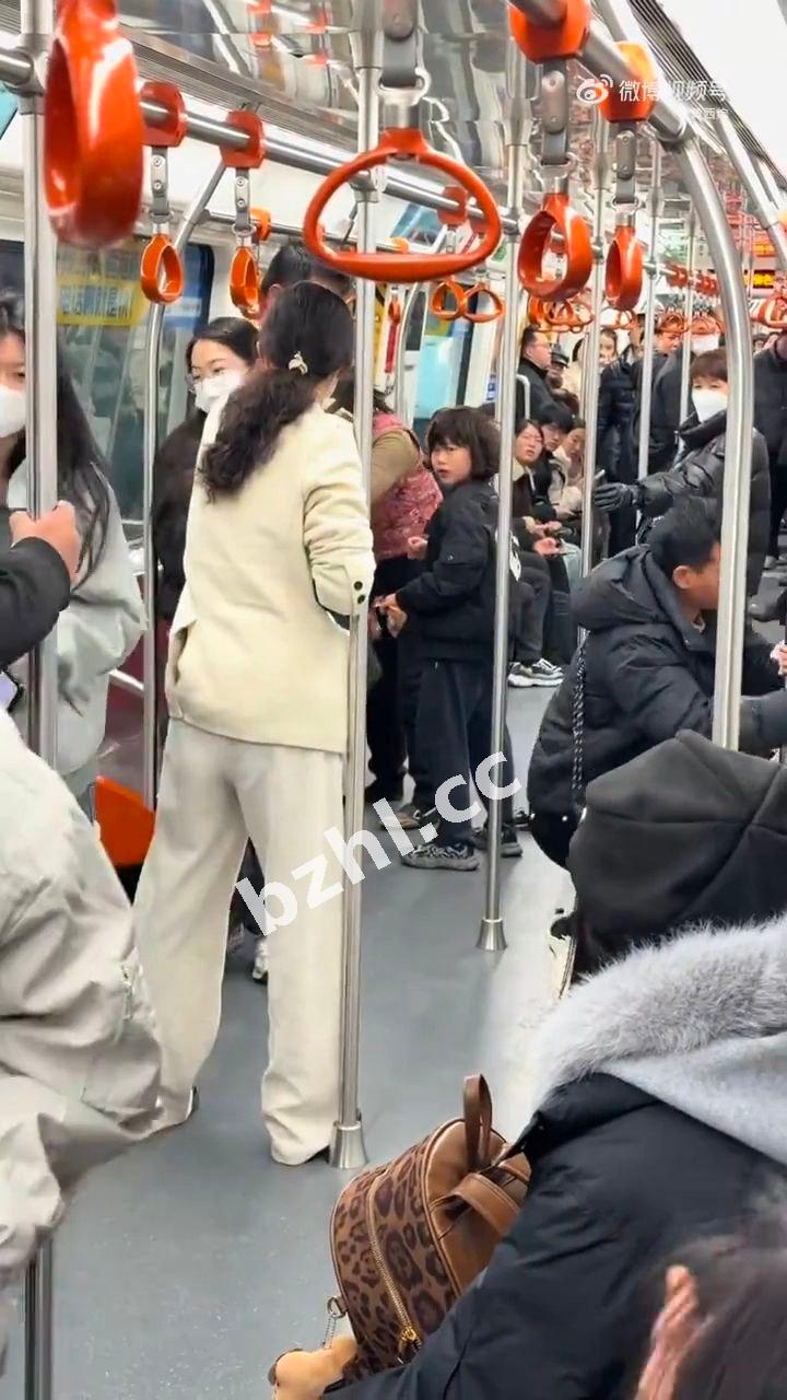 杭州地铁9号线车厢内爆发冲突 年轻辣妹VS熟女阿姨大撕扯 现场混乱不堪！