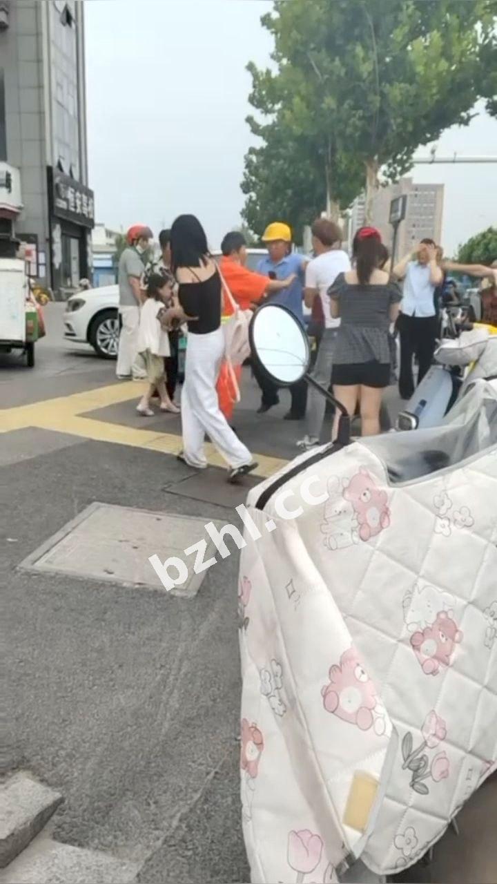 江苏徐州丰县 两精神小伙街头与老年夫妻起冲突纠缠扭打 兄弟一脚踹飞老头倒地不起！