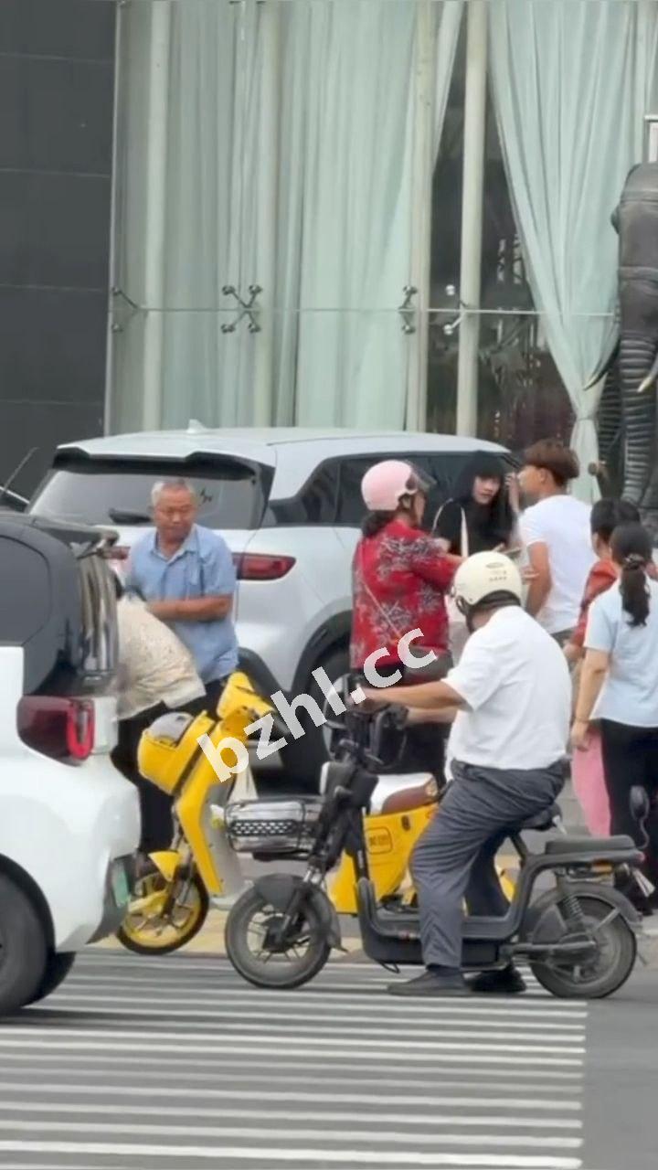 江苏徐州丰县 两精神小伙街头与老年夫妻起冲突纠缠扭打 兄弟一脚踹飞老头倒地不起！