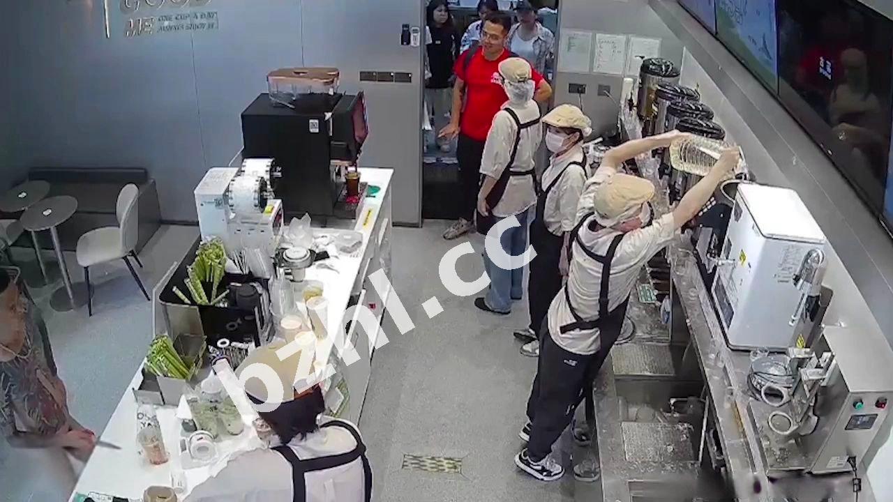 某地古茗奶茶店惊现精神小伙持刀抢劫 全裸进店把这些员工和妹子吓坏了！
