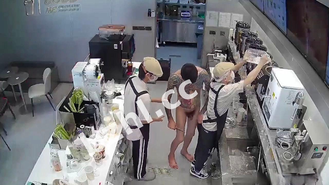 某地古茗奶茶店惊现精神小伙持刀抢劫 全裸进店把这些员工和妹子吓坏了！