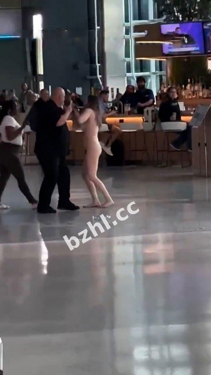 模特小娜机场脱光狂砸，自称女神咬人惊全场！（扒姐）