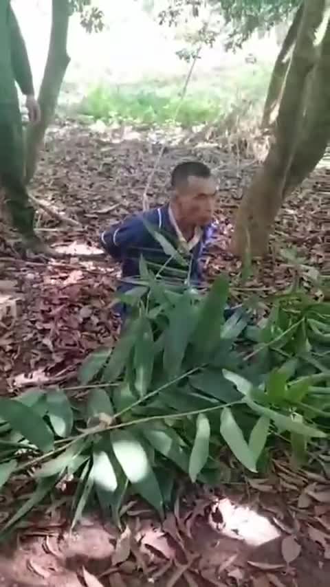 父亲强奸女儿怀孕三个月后被抓.mp4
