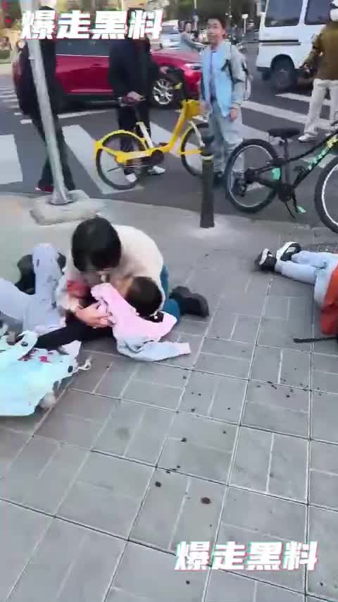 北京海淀区中关村三小学门口，男子持刀连砍数名小学生！.mp4