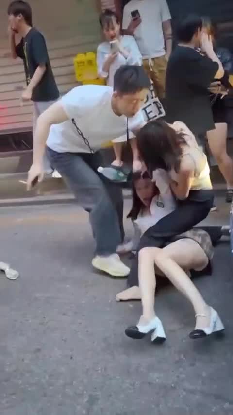小三偷情被抓殴打.mp4