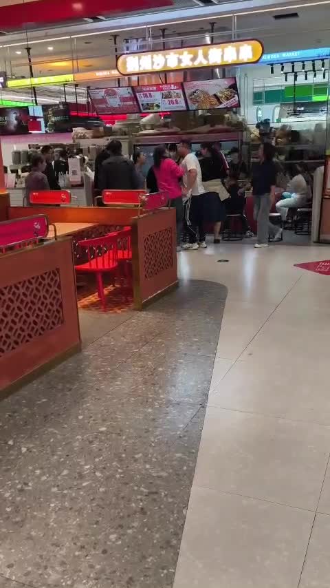 武汉商场男子一怒之下摔狗，女子赶紧求饶，并大喊我错了！.mp4