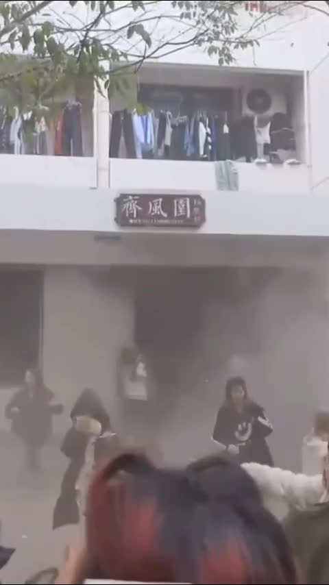 刷脸才能逃生 学校鬼操作！齐鲁大学宿舍楼起火.mp4