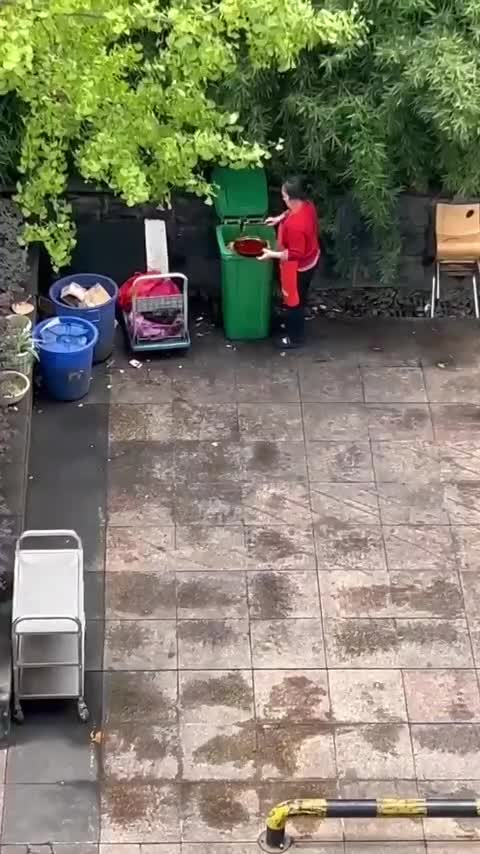 成都武侯区隆江猪脚饭老板娘从垃圾桶里捞地沟油 爱吃猪脚饭的都看饿了！.mp4