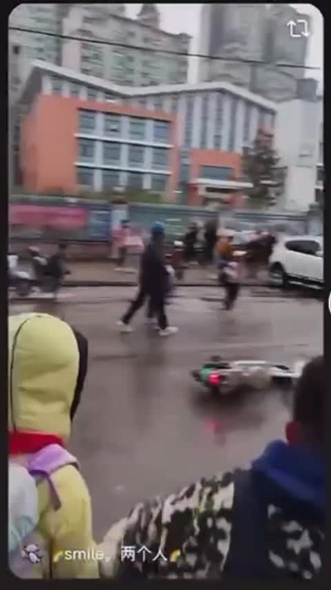 湖南 常德 桥南 永安小学 私家车直接冲向了小学门口 现场有五六个人受伤了.mp4