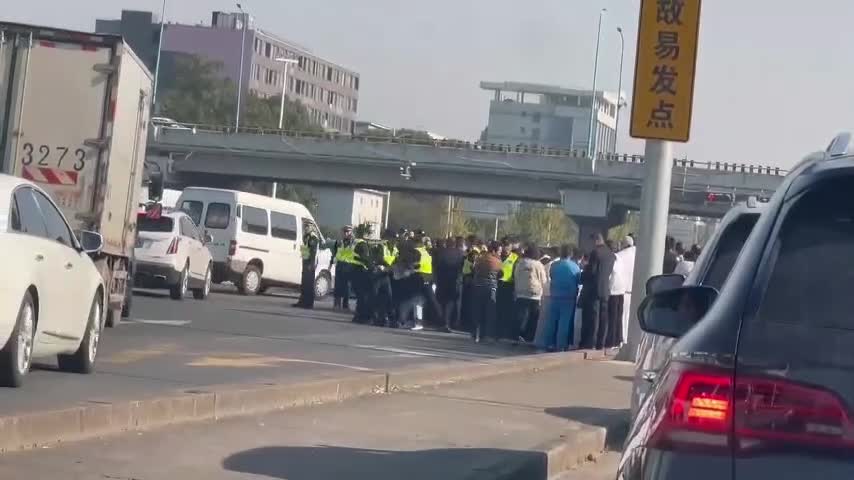 上海七宝拖欠工资，工人们走上沪淞公路堵路维权 警察对工人进行驱散和抓捕.mp4