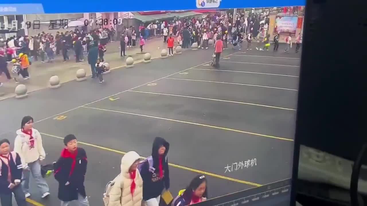 湖南常德鼎城区永安小学门口汽车献忠撞学生事件，监控录像曝光！.mp4