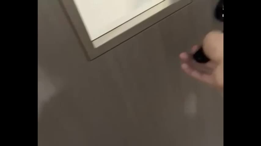 黑社会赌场争霸赛，村霸找来精神小伙对着场子内的赌徒一顿输出，大砍刀架脖子上！.mp4