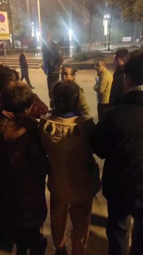 女人出轨，男的把奸夫砍噶了 大街上狂扇淫妇.mp4