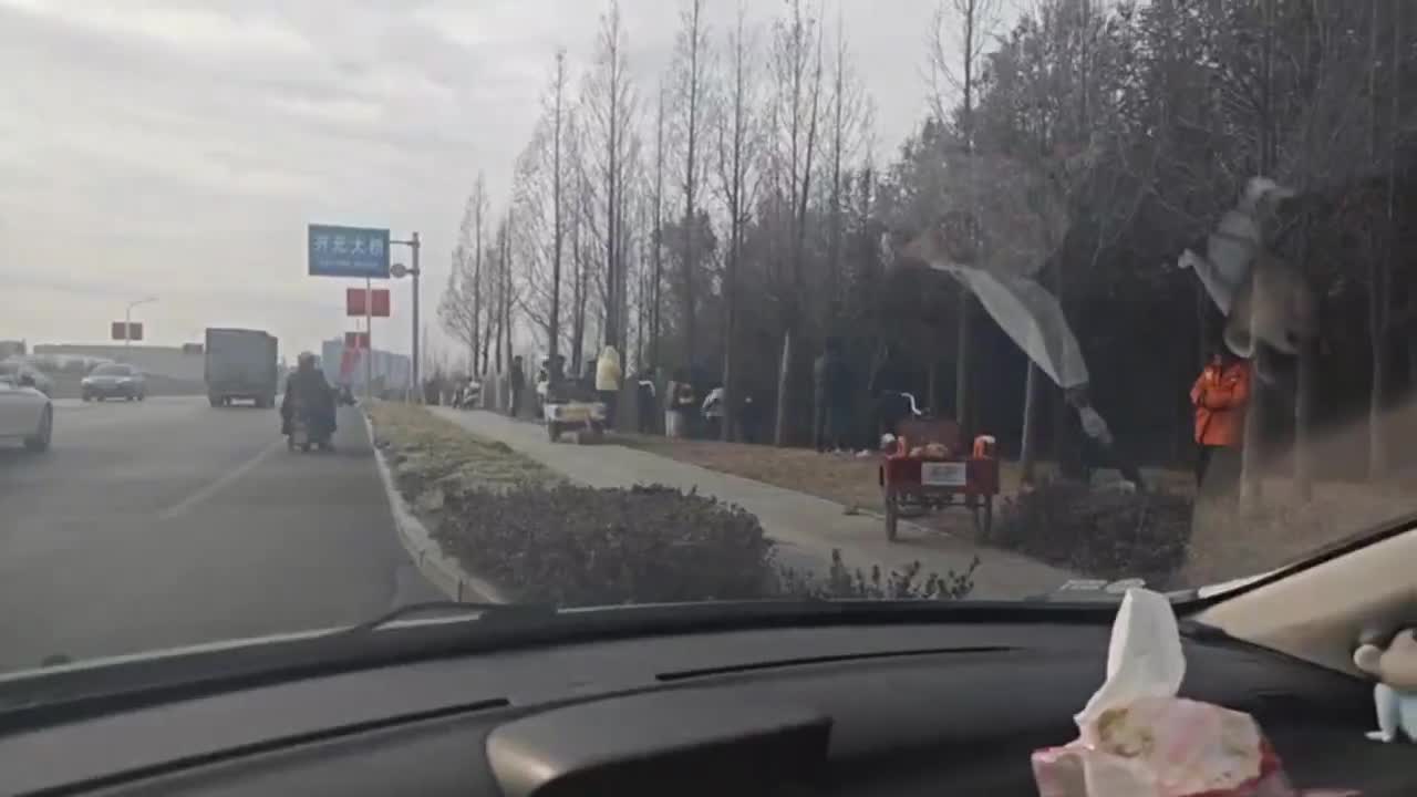 山东临沂沂水县，数名年轻人互砍造成一人头部满是鲜血趴倒在地.mp4