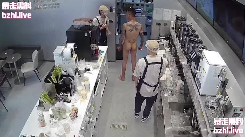 某地古茗奶茶店惊现精神小伙持刀抢劫 全裸进店把这些员工和妹子吓坏了！