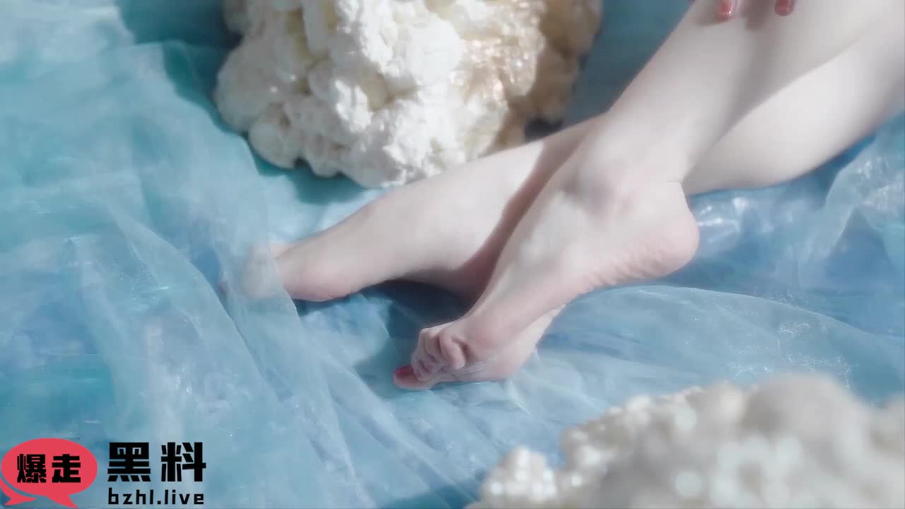 网黄橙子喵酱最新作品人鱼 珍珠情趣装蝴蝶饰品 性感身材引爆全场.mp4
